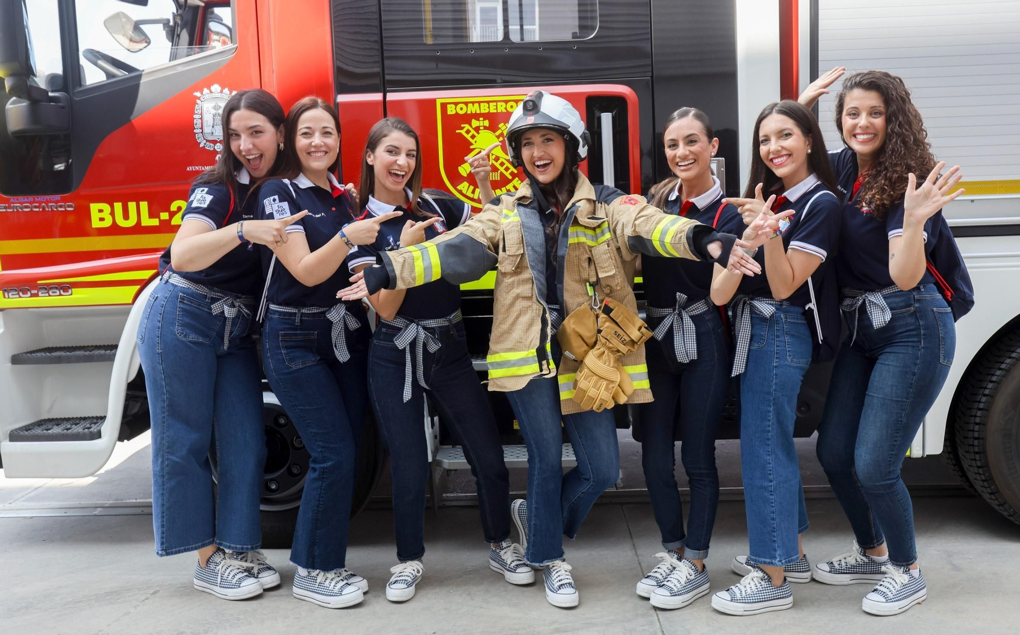 Visita al parque de Bomberos de la Belleas del Foc 2025 y sus damas de honor