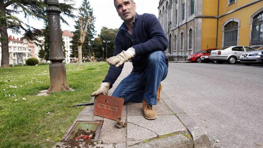 Miguel Ordóñez, ayer, abre una boca de riego en el Milán.