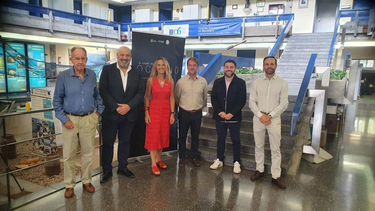 El alcalde de Palma, Jaime Martínez, acompañado de las demás autoridades, en su visita al Centro Oceanográfico de Baleares