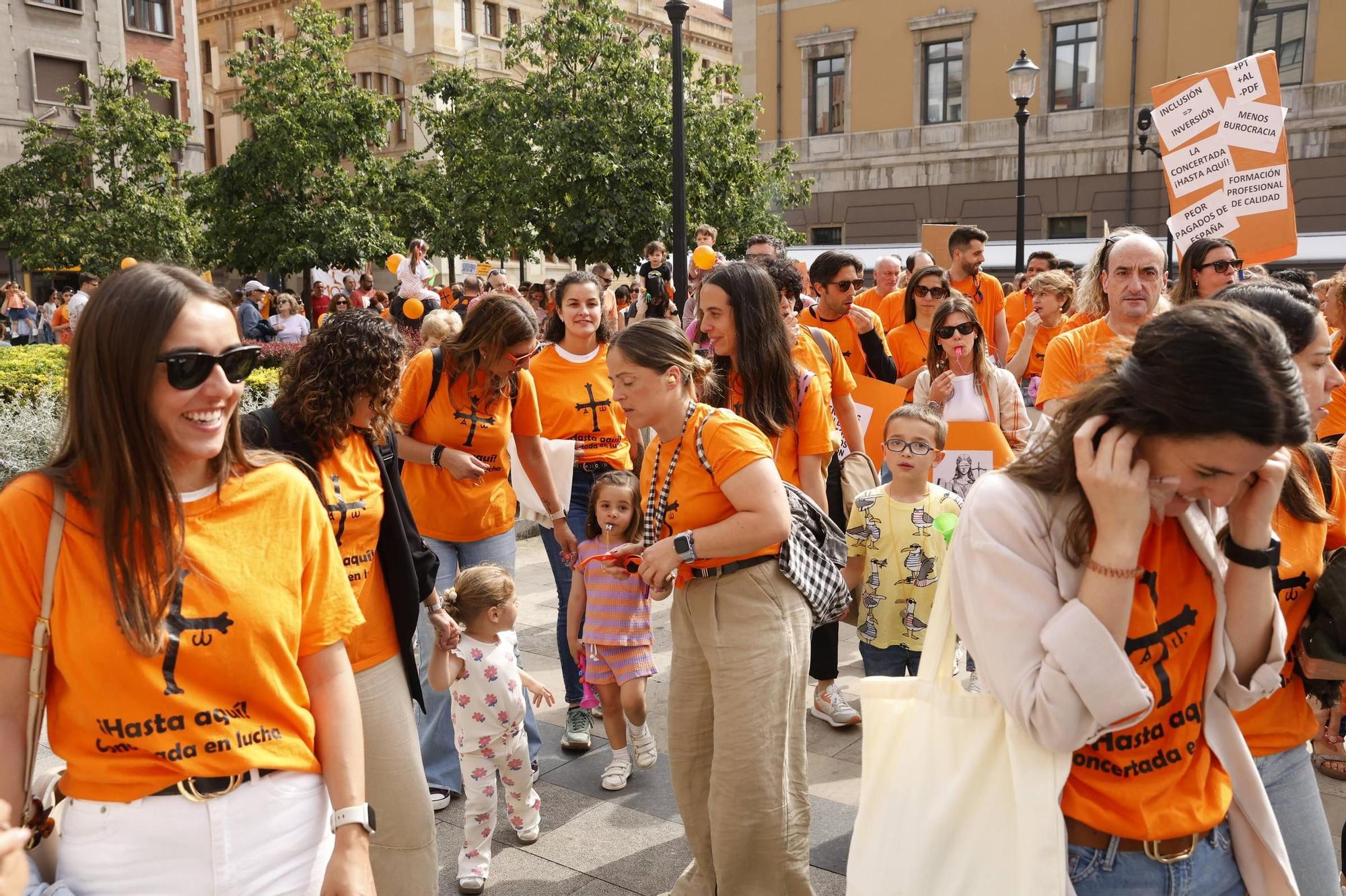 Así fue la gran concentración en Gijón por la educación concertada (en imágenes)
