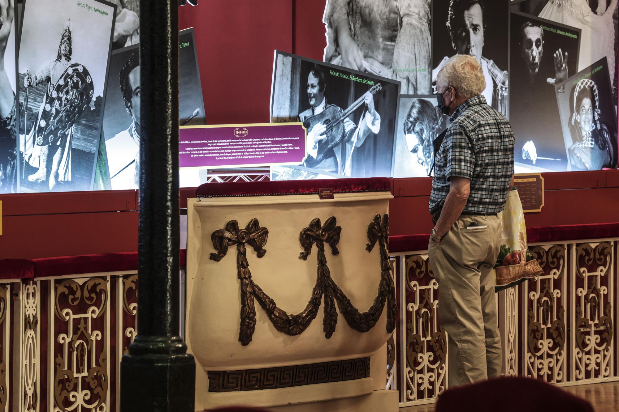 Un visitantes, observando algunas de las fotografías puestas tras una réplica de los palcos del Campoamor.