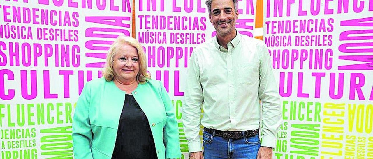 La alcaldesa de Orpesa, Araceli de Moya, junto al diseñador Esteban Ventura.