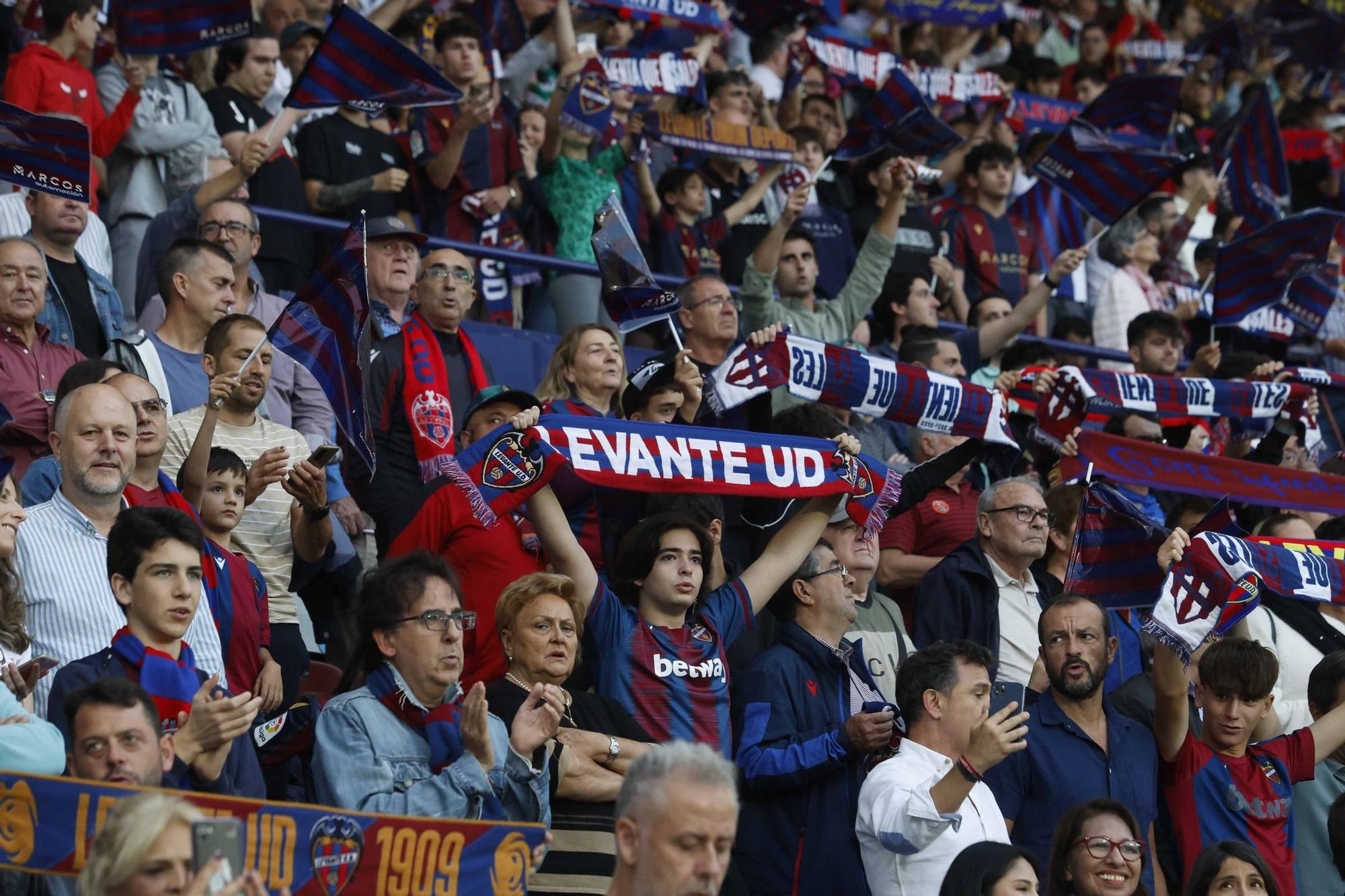 Partido Levante UD - Real Oviedo en imágenes