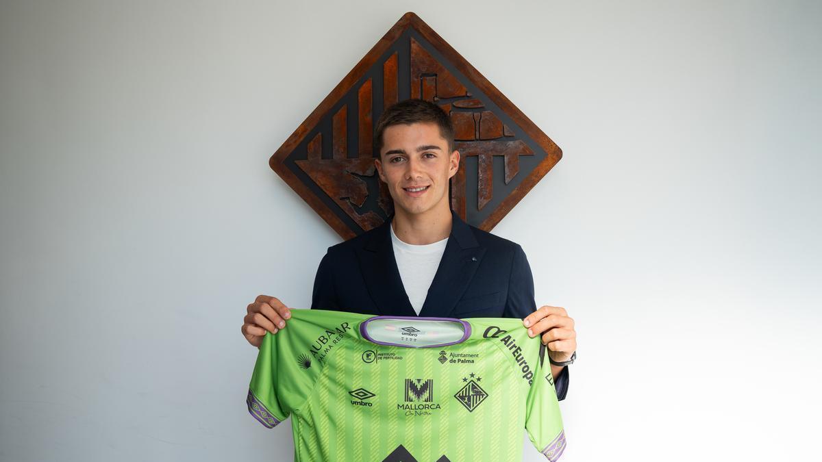 Rodrigo Monteiro posa con su nueva camiseta.
