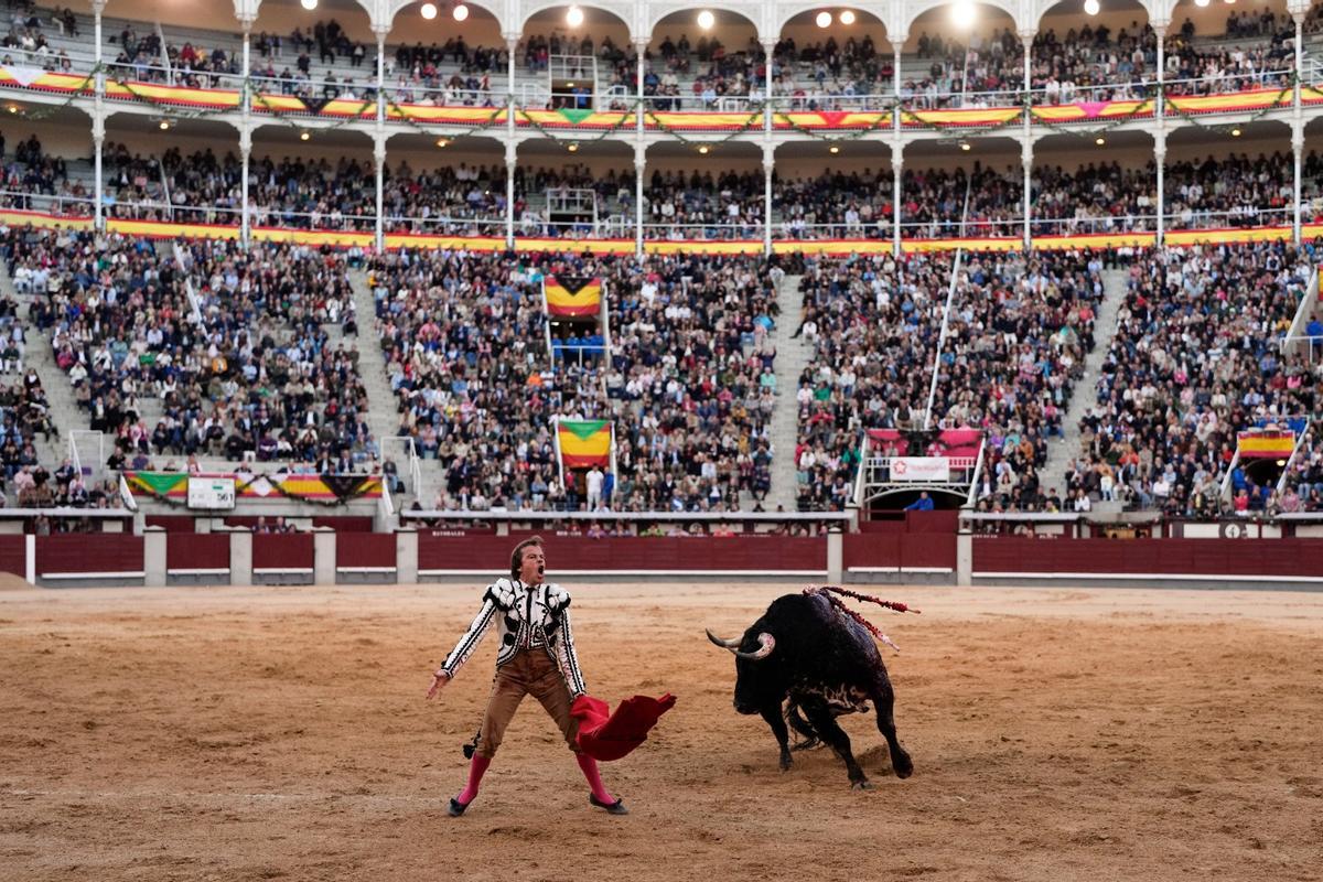 Javier Cortés durante la faena al sexto de la Goyesca, en el que perdió el triunfo con la espada.