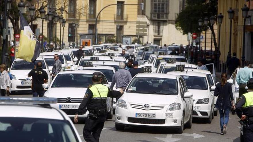 La marcha de taxistas contra los coches con conductor colapsa el centro de València