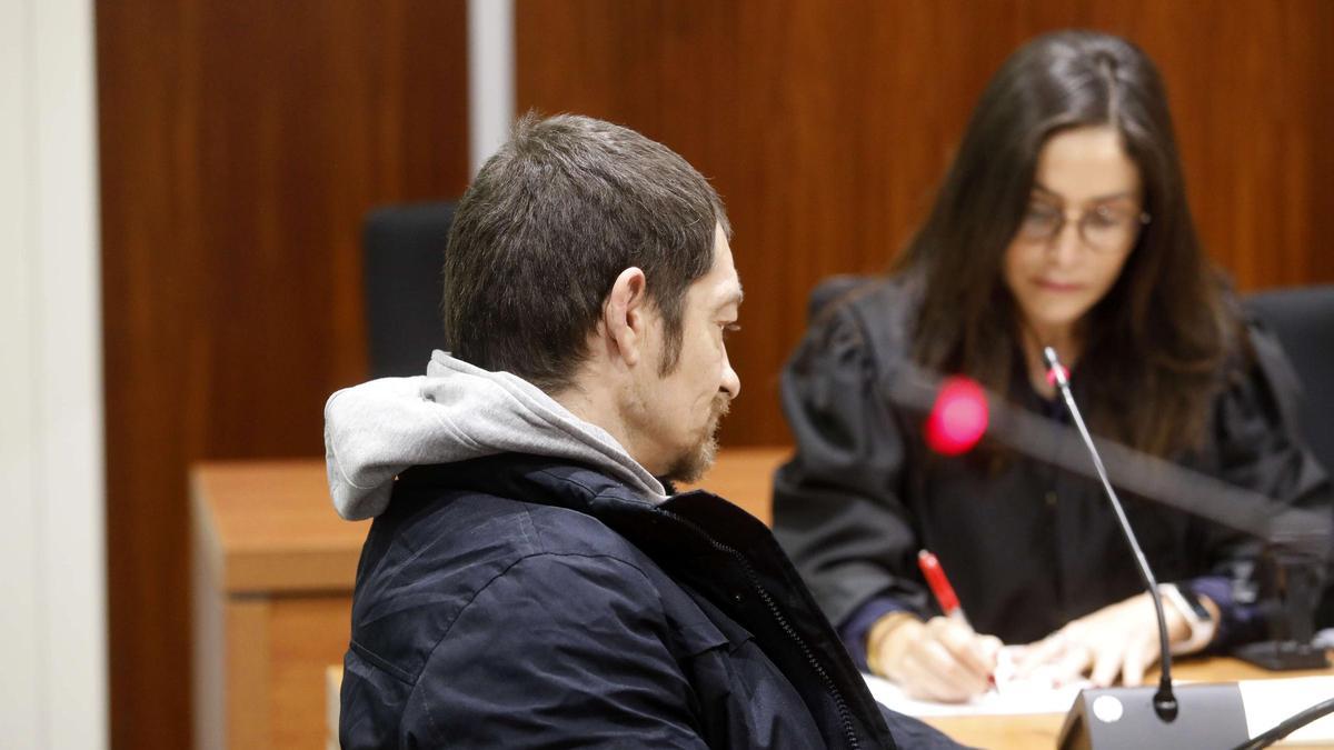 José Miguel C. O., alias 'Josemi', en el juicio que se celebra esta semana en la Audiencia Provincial de Zaragoza junto a su abogada, la letrada Carmen Sánchez Herrero.