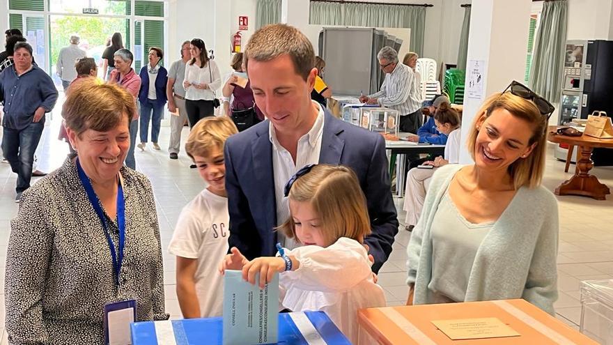 Llorenç Galmés, candidato del PP al Consell,  y Maria Pons, candidata popular en Santanyí