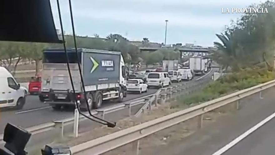 Kilométricas retenciones en la GC-1 por un accidente con varios vehículos