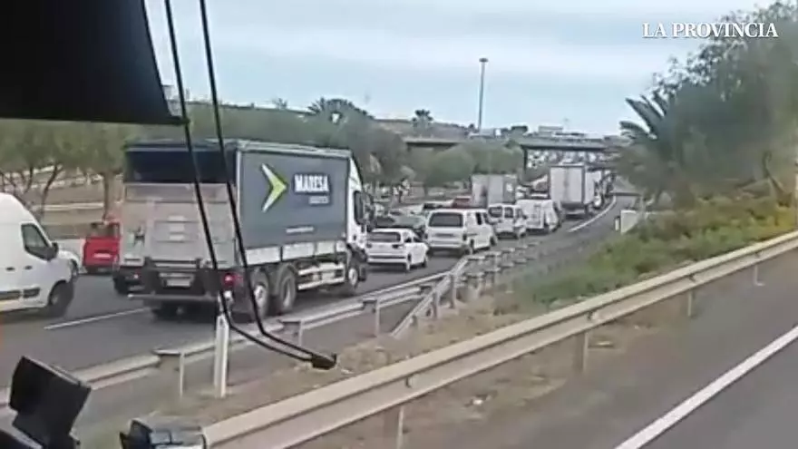 Kilométricas retenciones en la GC-1 por un accidente con varios vehículos