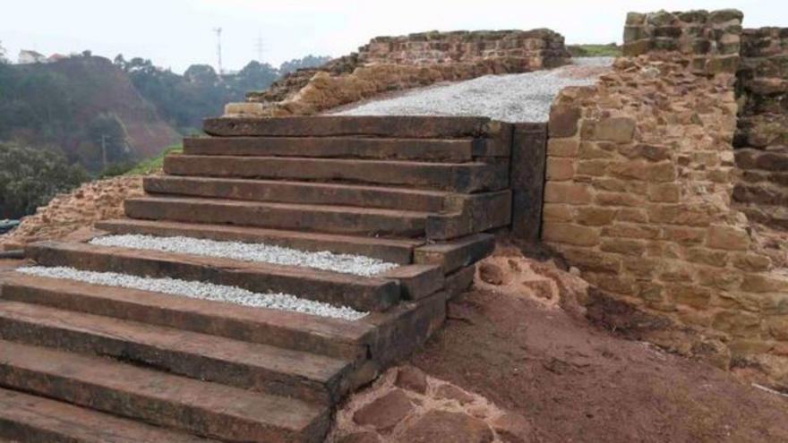 El acceso al castillo restaurada, tras la última campaña en el Peñón de Raíces. | Ricardo Solís