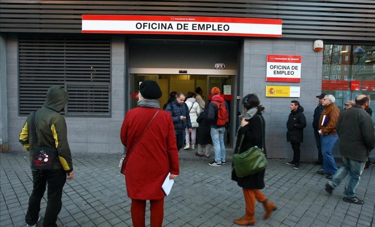 zentauroepp21318712 madrid 24 01 2012      economia colas de desempleados en la 190204092144