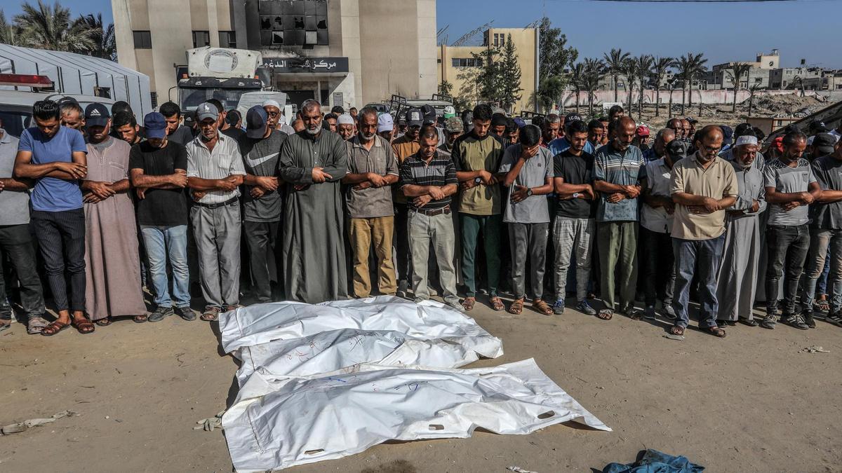 Palestinos rezan por la muerte de varias eprsonas en un ataque de israel en Jan Yunis, en la Franja de Gaza.