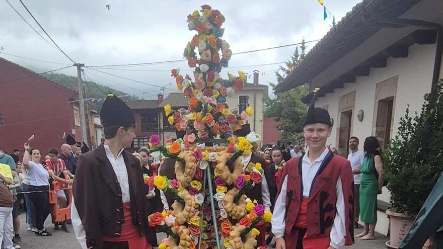 Récord histórico en la subasta del roscu de las fiestas de Arenas: ofrecen 1.400 euros