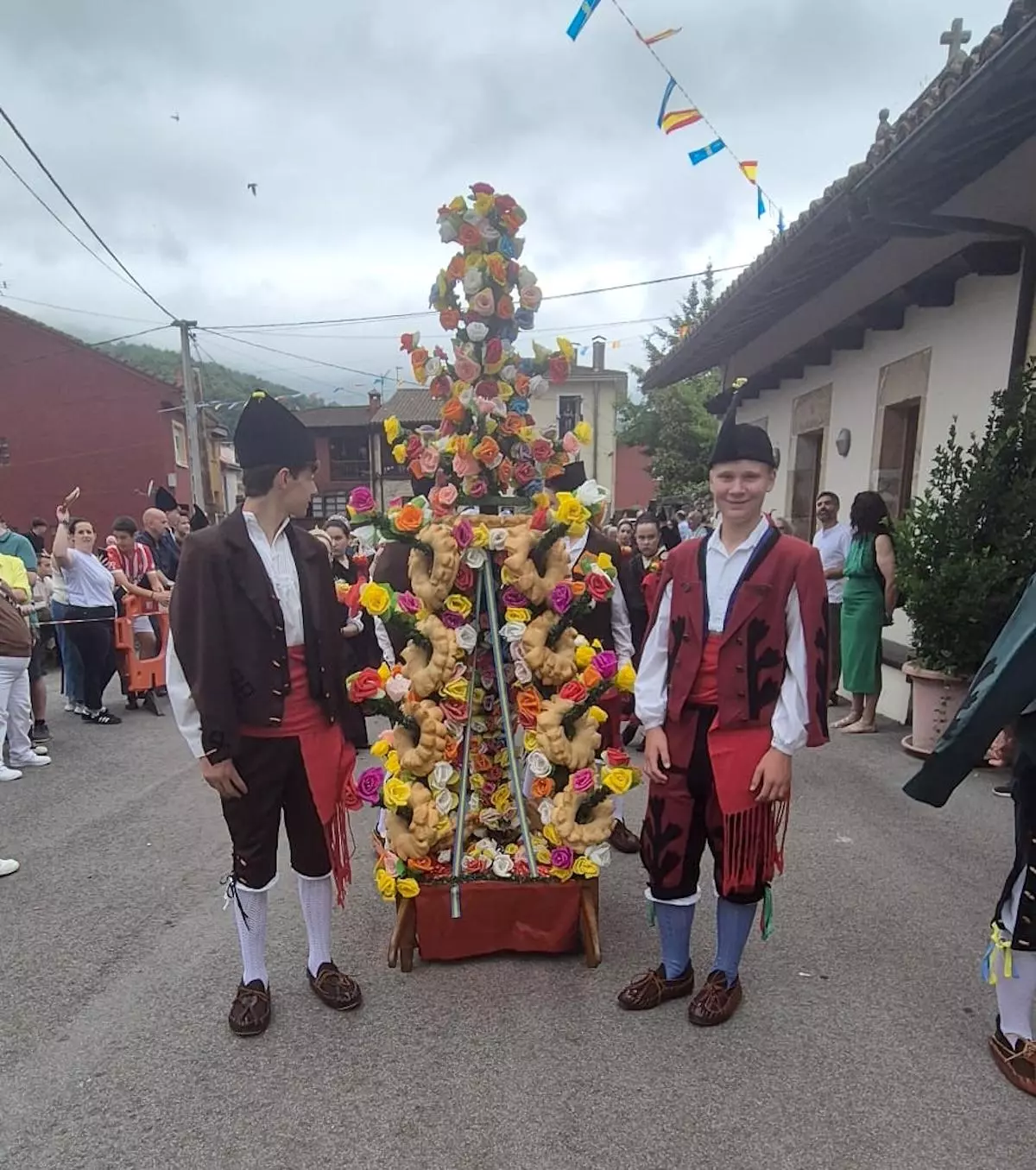 Récord histórico en la subasta del roscu de las fiestas de Arenas: ofrecen 1.400 euros
