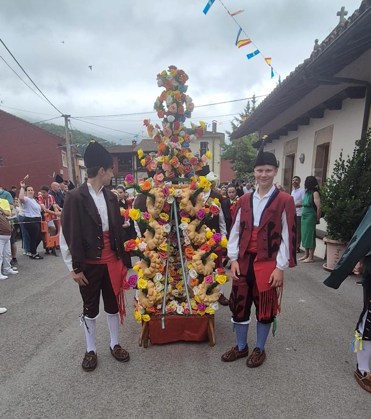 El ramu de las fiestas de Arenas de Cabrales.
