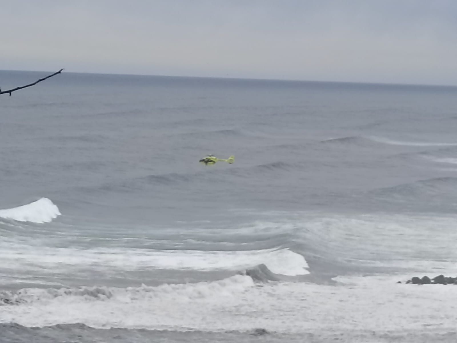 EN IMÁGENES: Dos fallecidos tras caer al mar por el oleaje en San Esteban y Cudillero