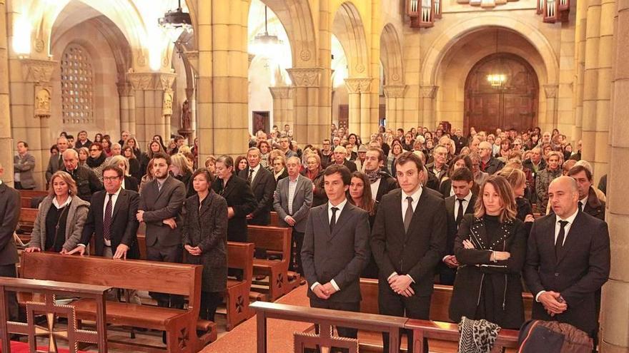 La familia de Paco Sarasúa, en los primeros bancos, arropada por numerosos amigos que llenaron la iglesia parroquial de San Pedro en la misa por el expolítico.