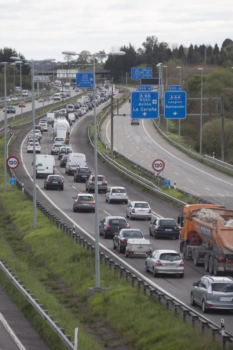 Retenciones kilométricas por las obras en un carril de la "Y"