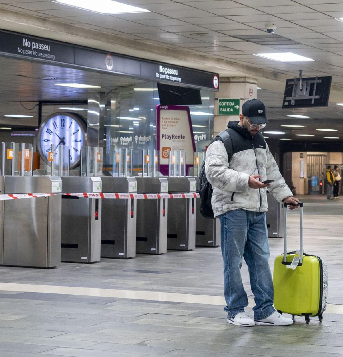 Accés a les andanes de Renfe a la plaça Catalunya. | JORDI COTRINA