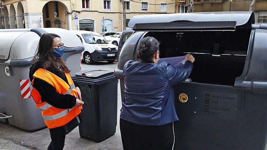 Una informadora a peu de contenidors la setmana passada a l&#039;avinguda Sant Francesc de Girona