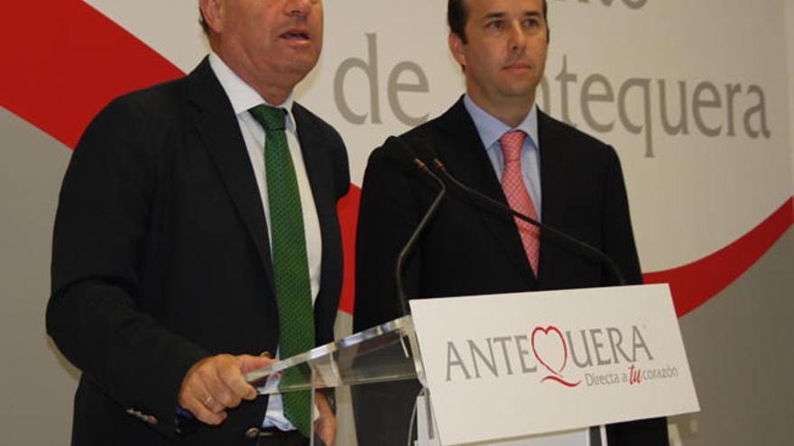 Manolo Barón, a la izquierda, en rueda de prensa.