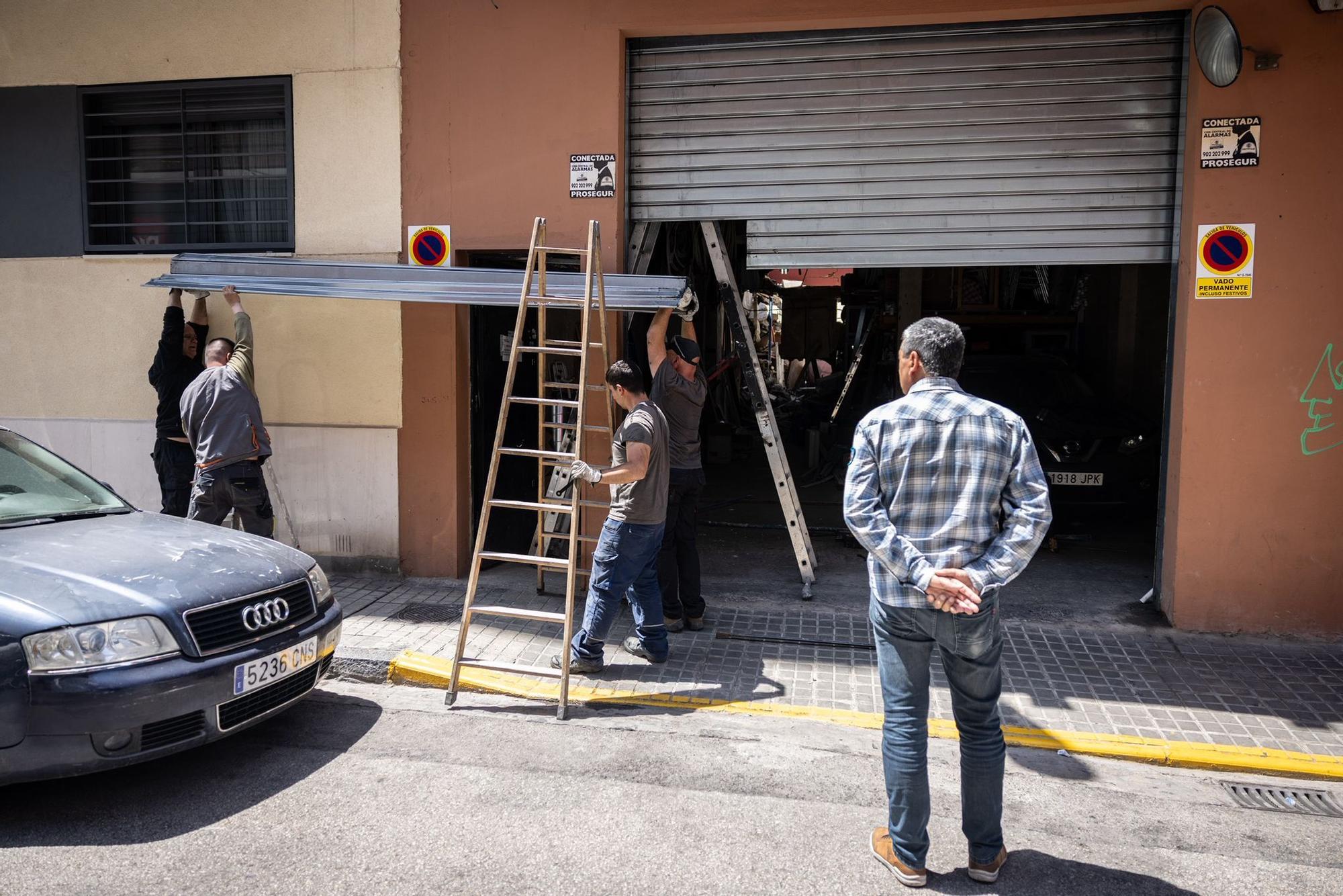 En imágenes | Desalojado un edificio en Delicias tras derrumbarse el suelo de un patio interior