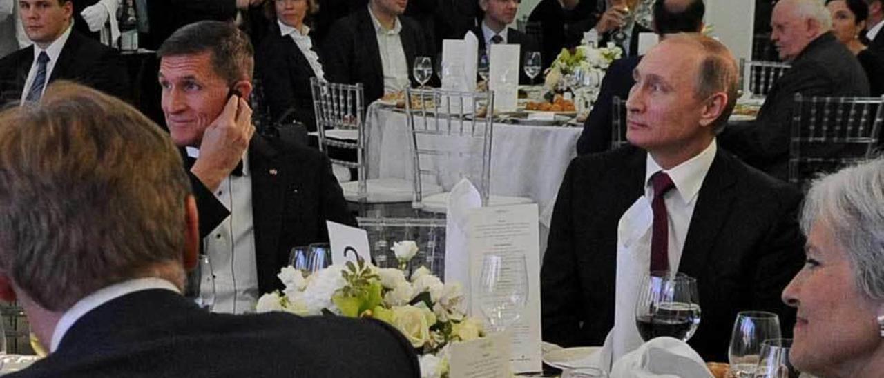 El dimitido consejero de Seguridad Nacional, Michael Flynn, en una cena en Moscú, en diciembre de 2015, sentado al lado de Putin.