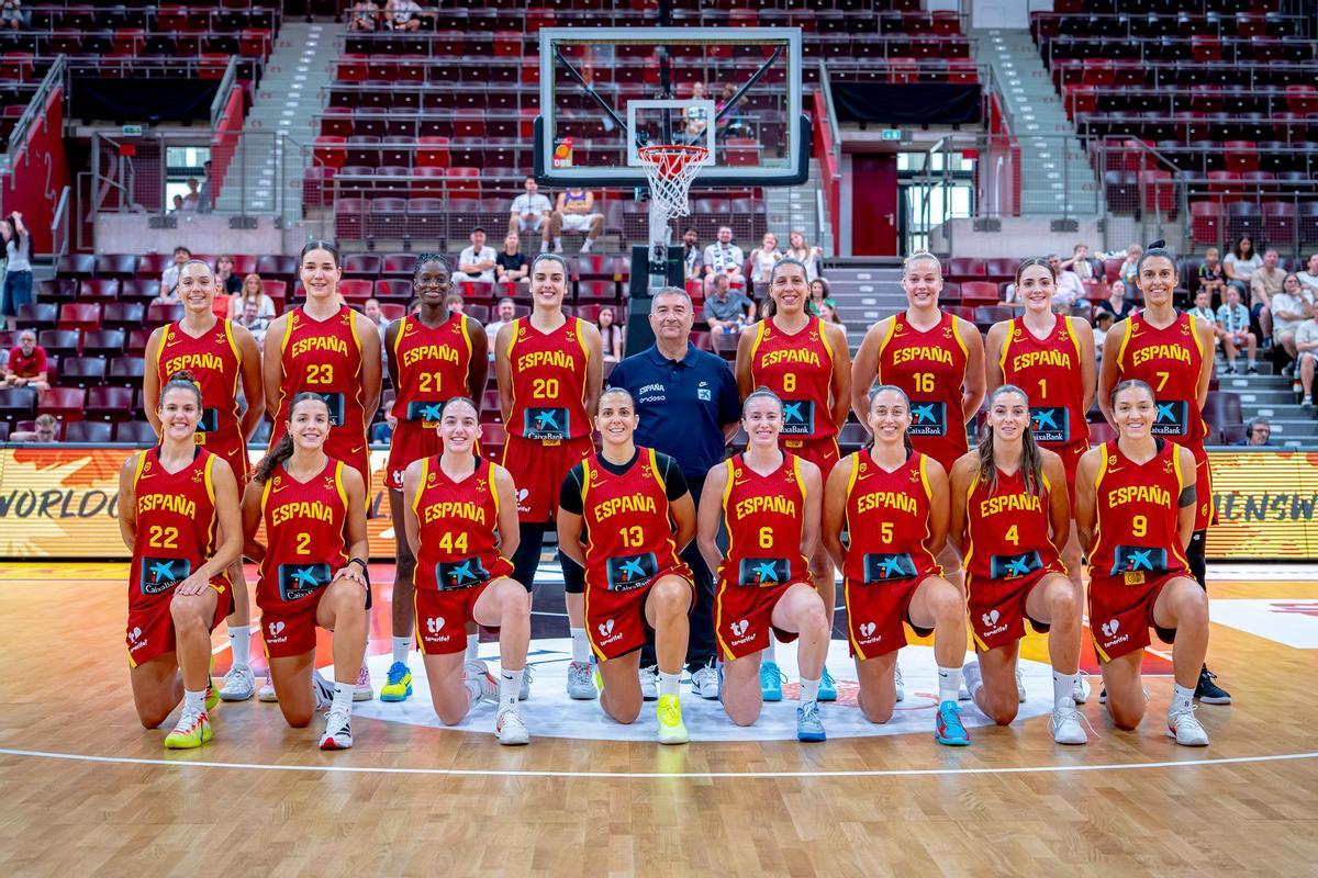Buenavida, Araújo y Pueyo junto a sus compañeras de selección