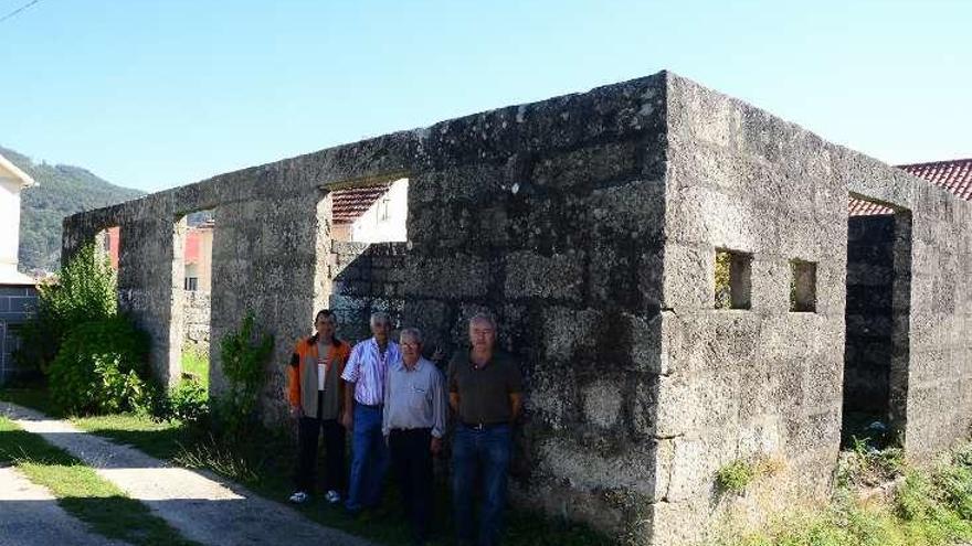 Vecinos del colectivo O Monte Faro, ante las ruinas. // G. Núñez