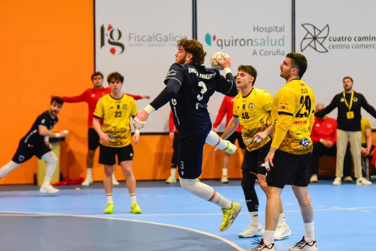 Diogo Freitas, del OAR, lanza a portería en el último partido contra el Soria.