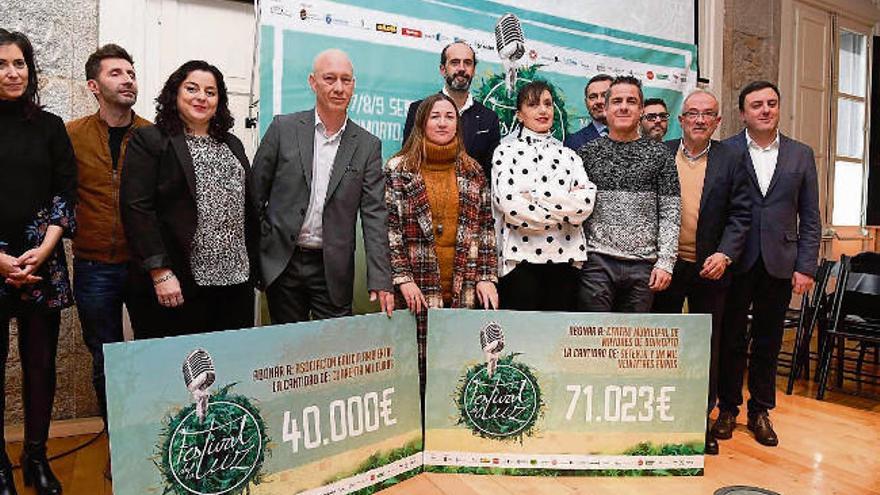 Luz Casal, durante la entrega de los fondos recaudados en el Festival de la Luz, ayer, en Paideia. | víctor echave