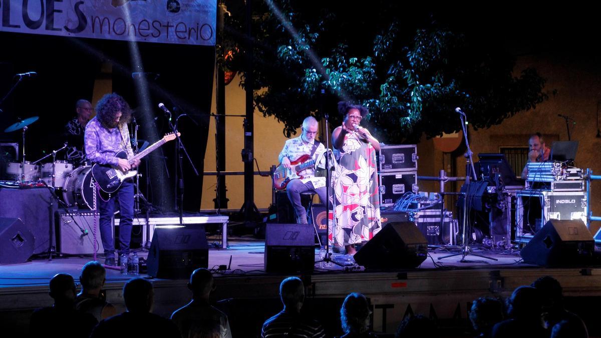 Escenario principal en la Plaza del Pueblo en el festival de 2025