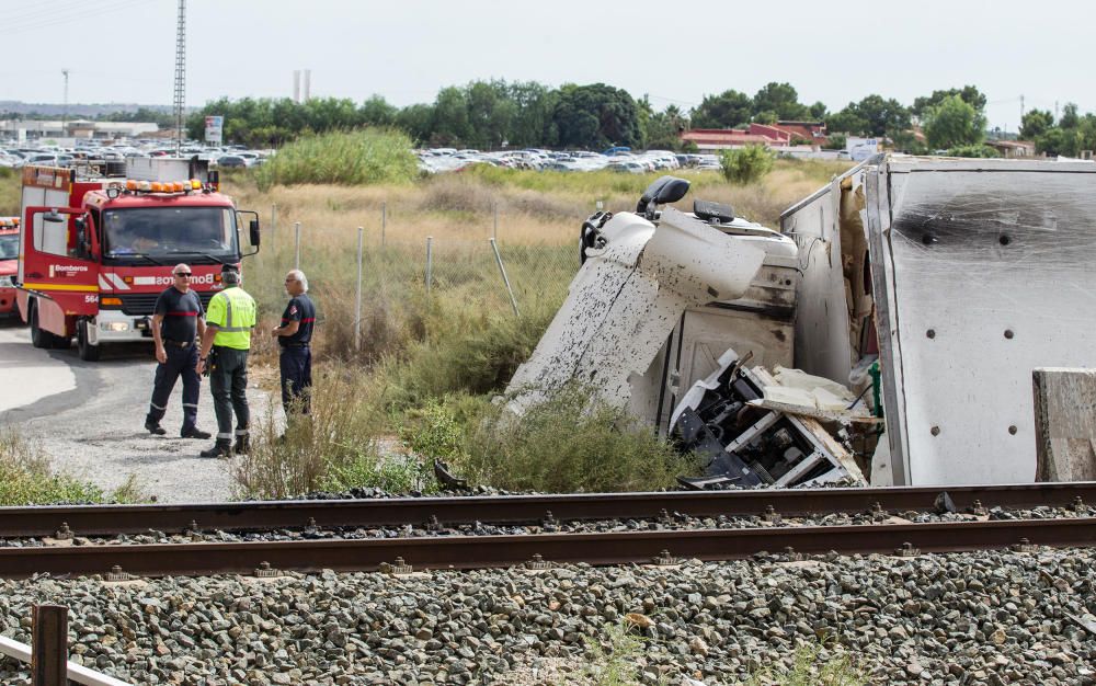 Tres personas han resultado heridas en un aparatoso accidente ocurrido poco antes de las tres de la tarde en la carretera que da acceso al aeropuerto, la N-338