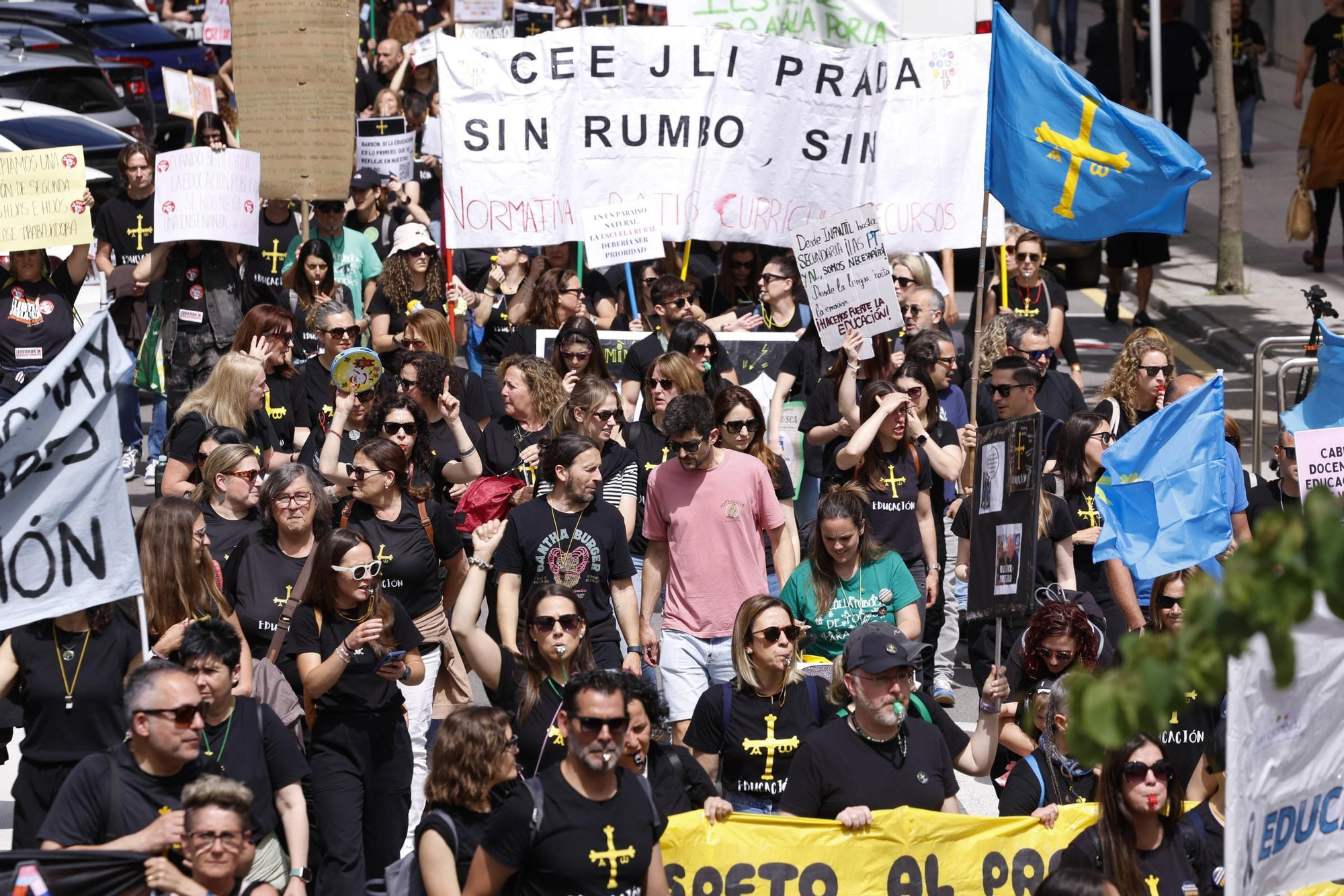 EN IMÁGENES: Cientos de profesores se manifiestan en Oviedo en la cuarta jornada de huelga