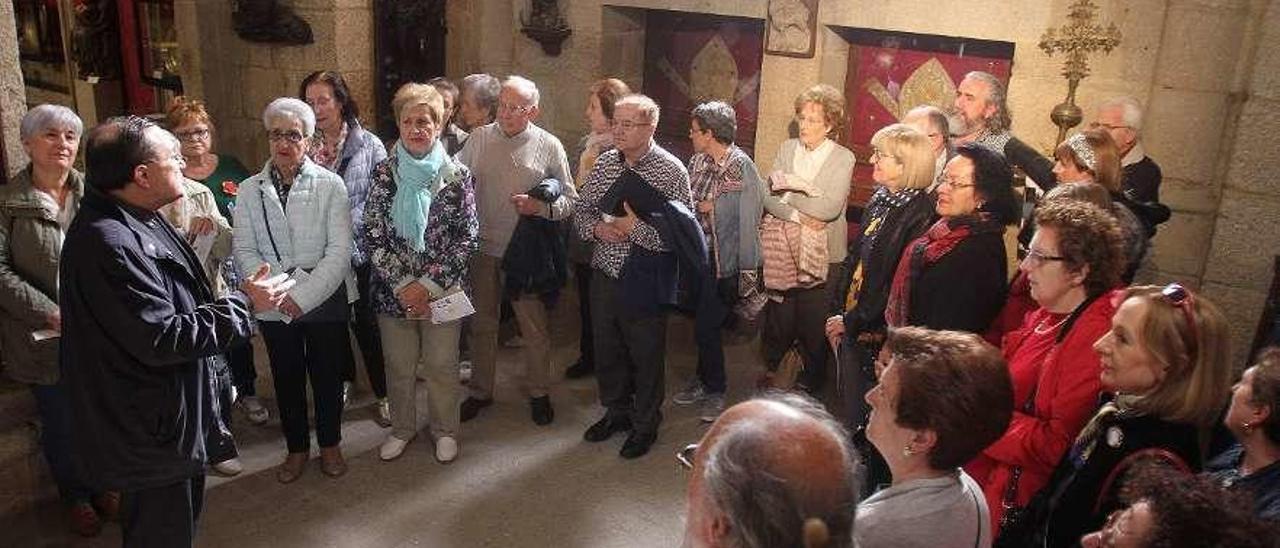 Miguel Ángel González explica la situación del Museo de la Catedral. // Iñaki Osorio