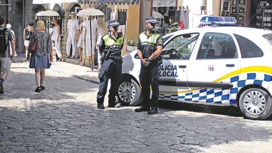 Dos agentes de la Policía Local de Valldemossa.