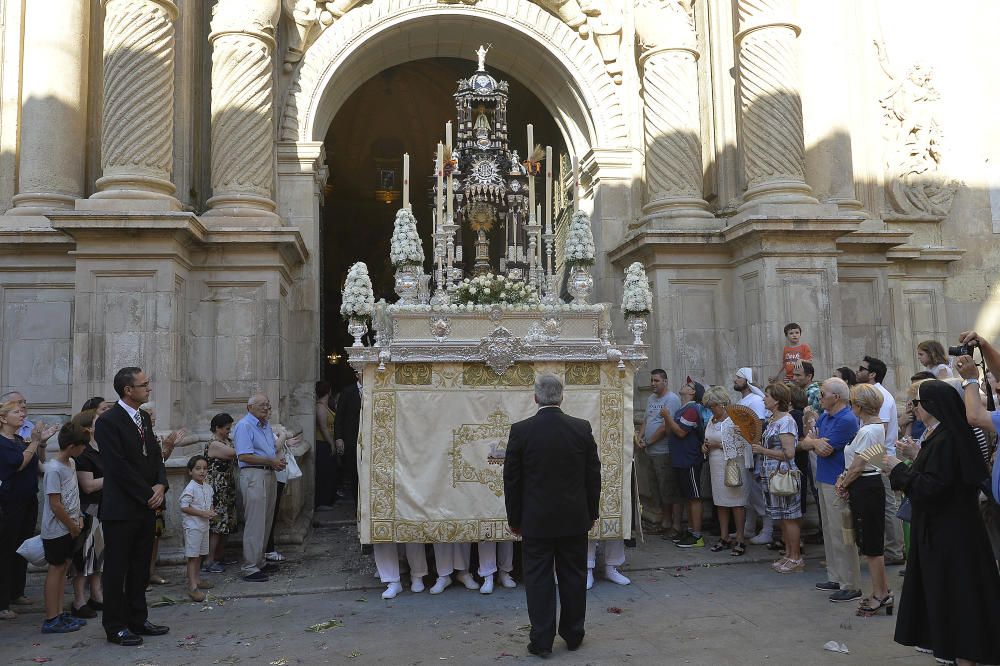 Diferentes imágenes de la procesión litúrgica del Corpus Christi que ayer recorrió las calles del centro, tal y como viene sucediendo desde hace más de seis siglos.