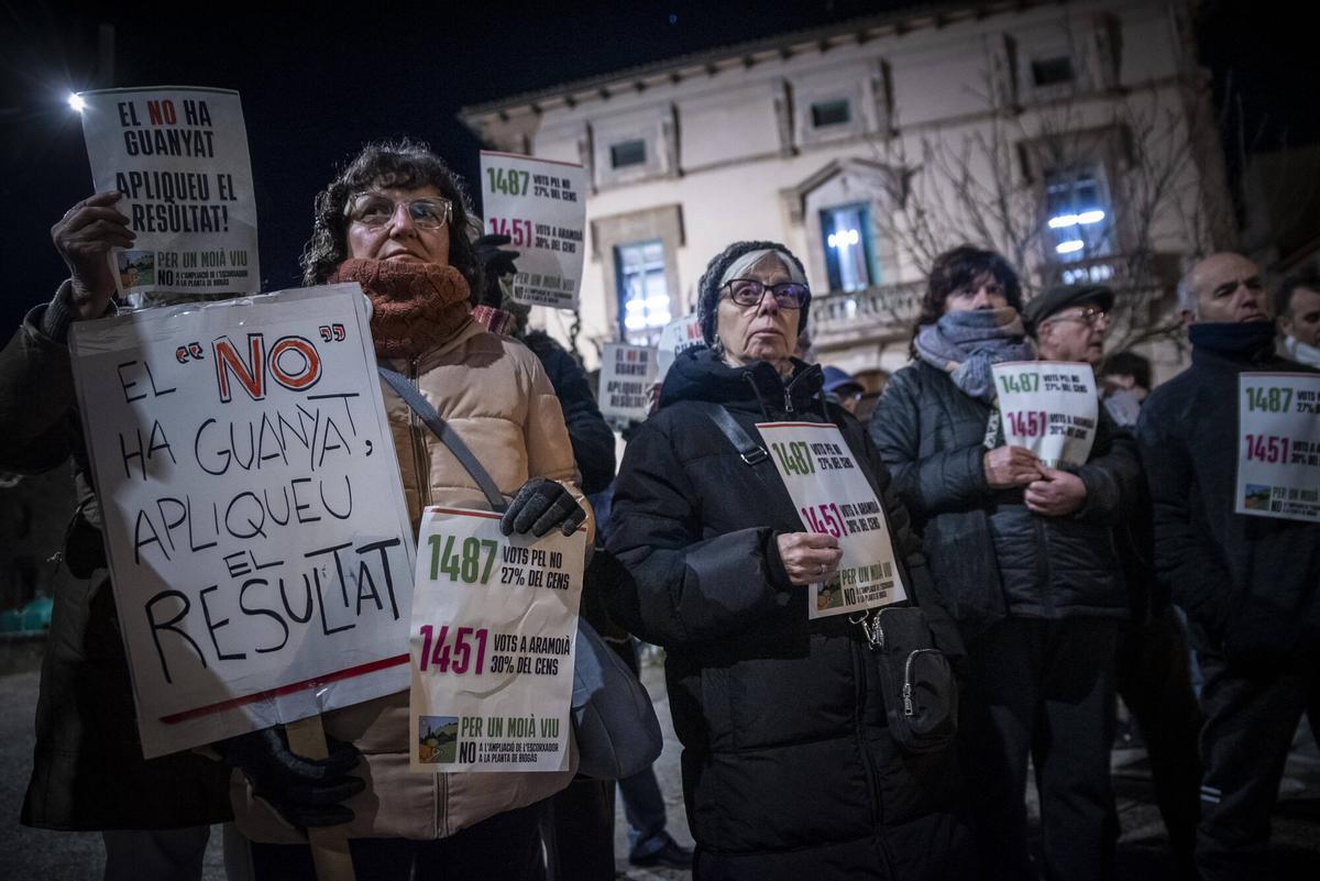 Imatges de la concentració en contra de l'ampliació del polígon de Moià, ahir, durant el ple municipal Imatges de la concentració en contra de l'ampliació del polígon de Moià, ahir, durant el ple municipal