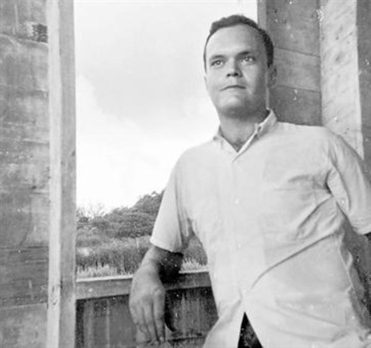 John Kennedy Toole aPuerto Rico. A sota, vinyetes còmiques fetes per l’escriptor.