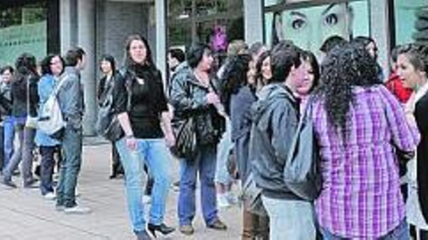 Cola de jóvenes, ayer, esperando por su oportunidad en el casting de «OT» en Oviedo, el primero que se celebró este año. / nacho orejas
