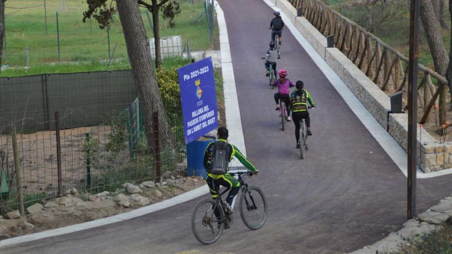 Vianants i ciclistes s’han fet seu el nou tram de passeig.