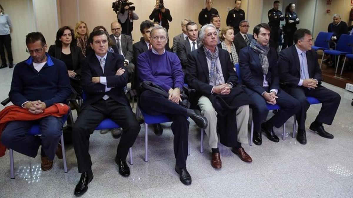 Los acusados del 'caso Nóos', en la primera sesión del juicio, el pasado 11 de enero.