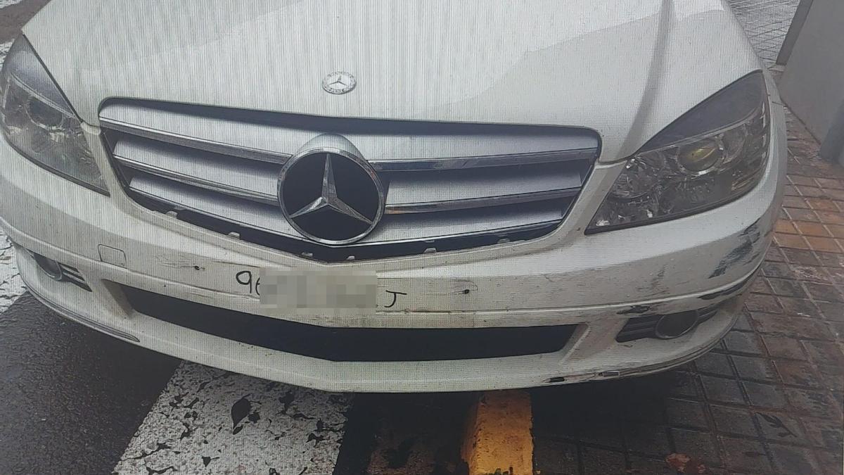 Vehículo con la matrícula pintada con rotulador.