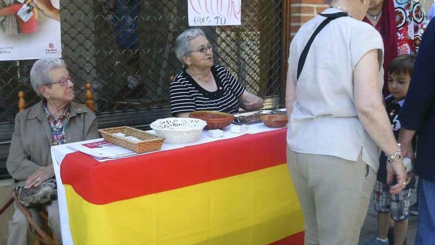 Voluntarias de Cáritas llevaron a cabo una cuestación en las calles toresanas.