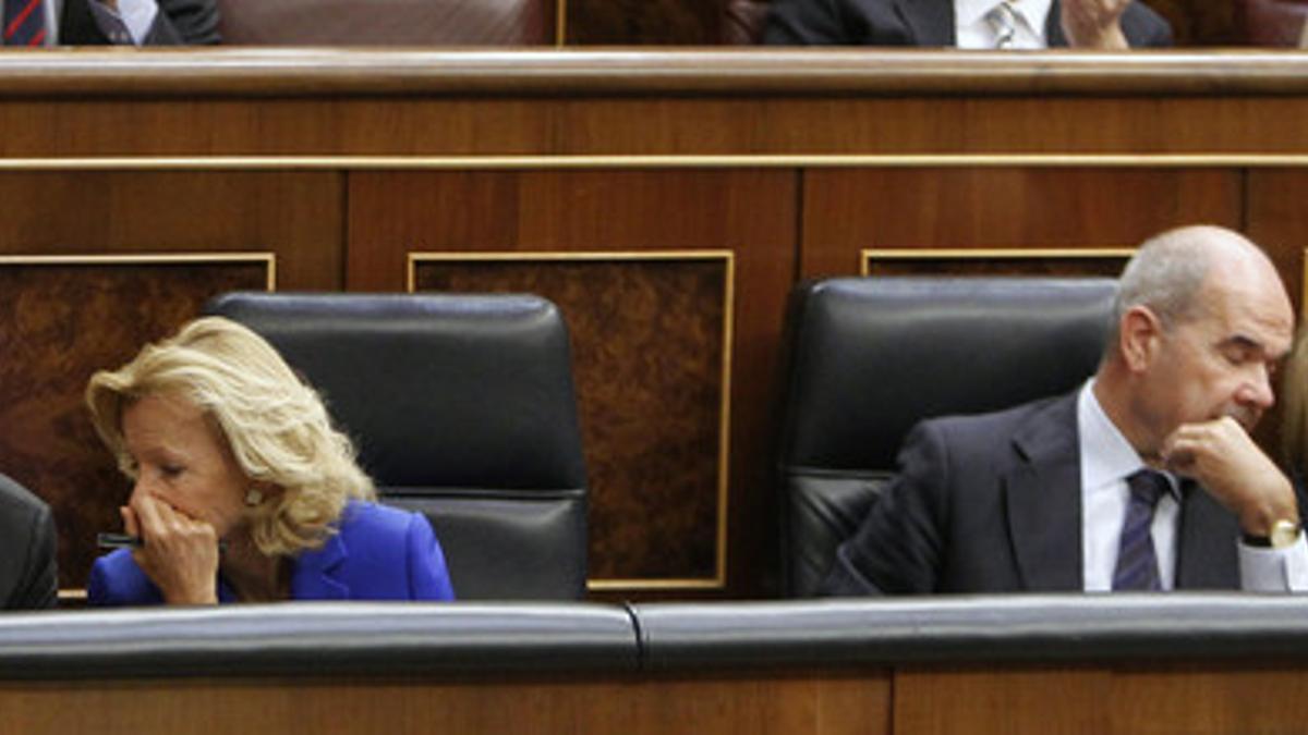 Zapatero conversa con la vicepresidenta Elena Salgado y Manuel Chaves habla con la minstra de Exteriores, Trinidad Jiménez, durante el pleno del Congreso.