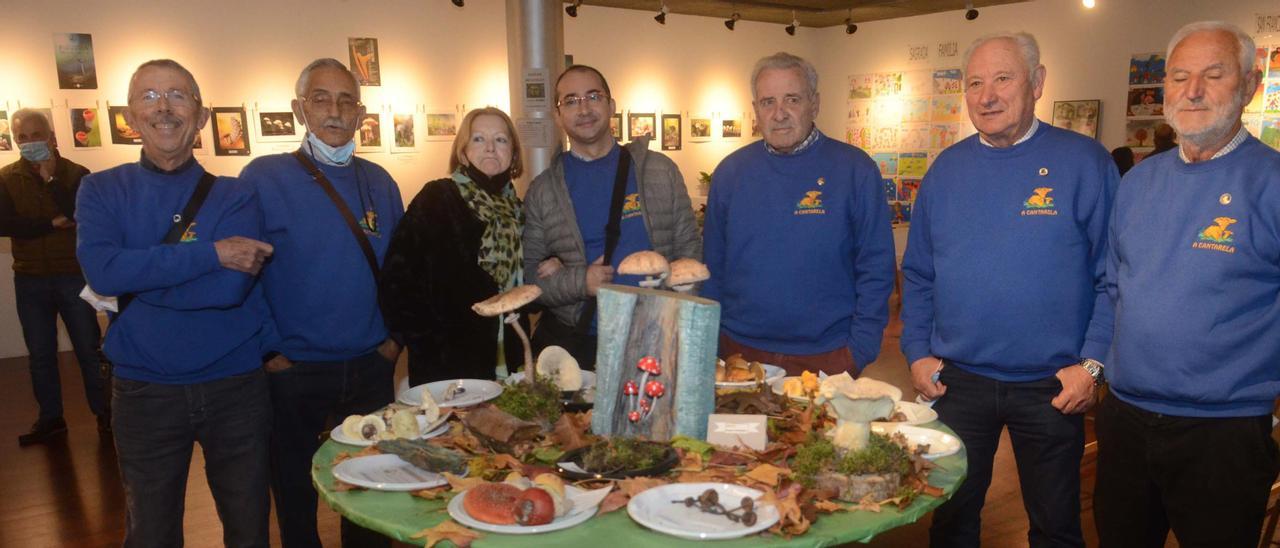 Miembros de la asociación A Cantarela durante la inauguración de la exposición.