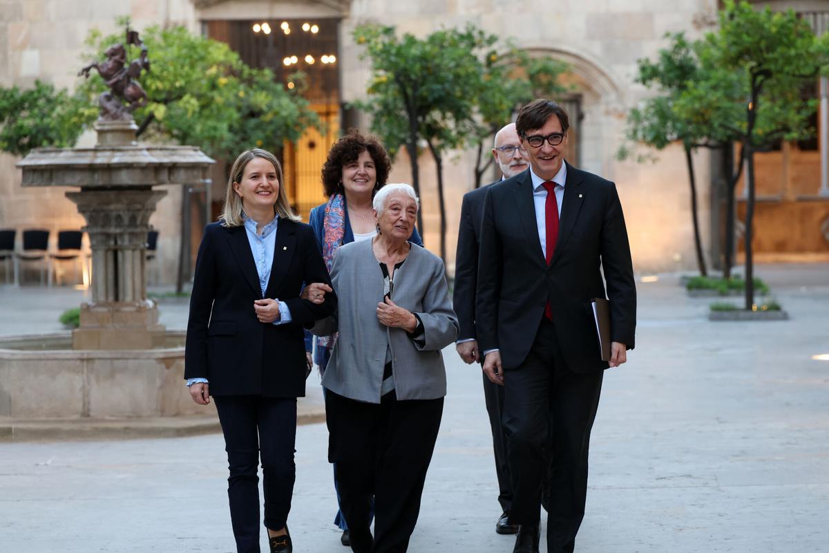 El president de la Generalitat, Salvador Illa, ha mantenido un encuentro en Palau con doce de las más de 3.000 personas centenarias en Cataluña, un récord en la esperanza de vida que, ha afirmado, representa un éxito de las políticas públicas.
