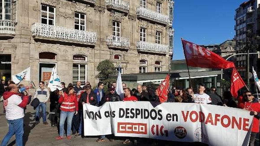 Concentración de empleados de Vodafone ayer en Vigo. // Marta G. Brea