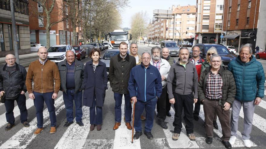 Por la izquierda, Víctor Manuel Suárez, Jesús Martínez Salvador, Jesús Souto, Carmen Moriyón, Adrián Pumares, Gabriel Vega, Alberto López, José Ramón Fernández, Álvaro Tuero, Luis Fernando Rubio, Herminio Sutil, Juan Torrontegui, Ana María García e Indalecio Rodríguez, ayer, en un paso de cebra de la avenida Príncipe de Asturias.